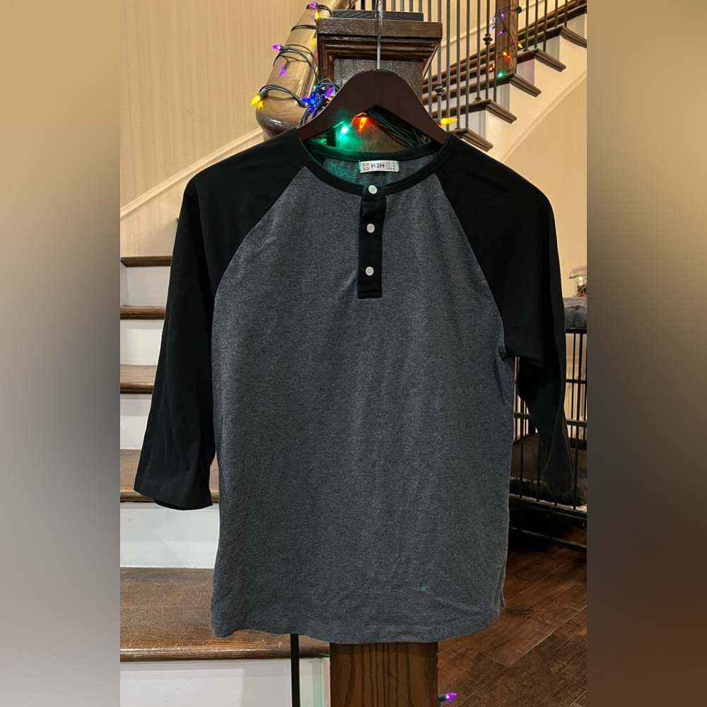 Men’s Black and Gray Raglan Shirt